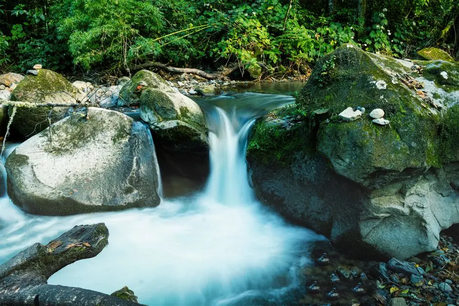 Air Terjun Bila di Pulaubuton dengan air jernih dan bebatuan hijau