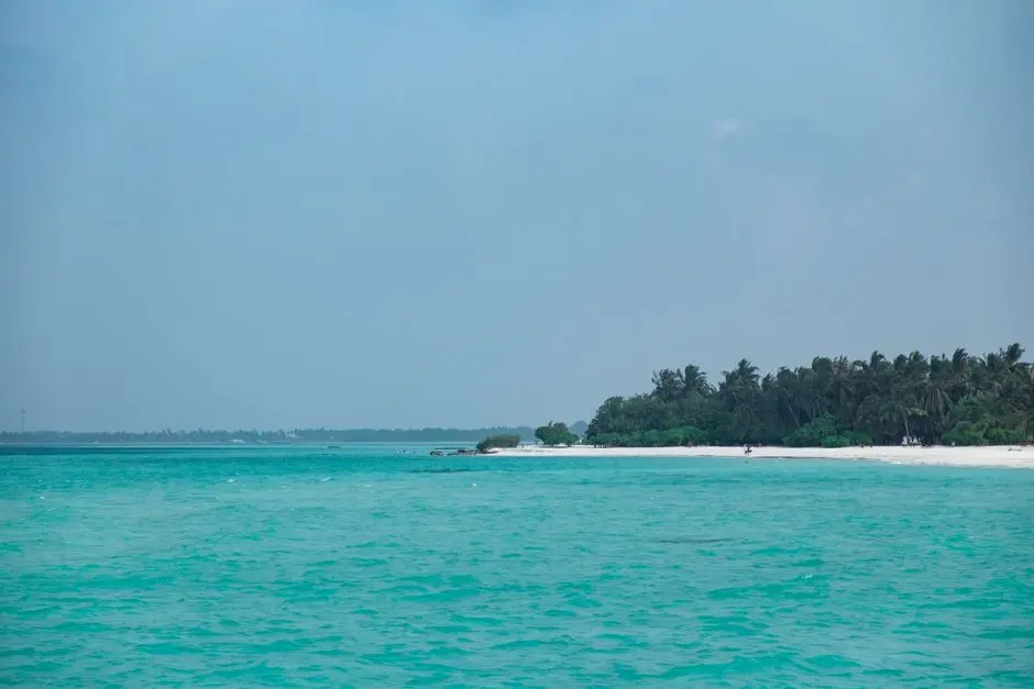 Pantai Lemo dengan pasir putih dan air biru jernih di Pulau Buton
